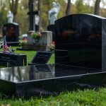 Jak trafnie wybrać elegancki pomnik pamięci, który przetrwa lata